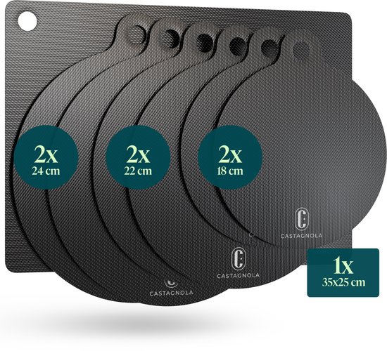 Set van 7 zwarte, gestructureerde panbeschermers in maten 2x 18cm, 2x 22cm, 2x 24cm en 1x 35x25cm.