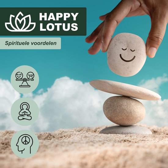 Happy Lotus logo met een stapel stenen op het strand. Een hand plaatst een steen met een gezichtje bovenop. Spirituele voordelen.