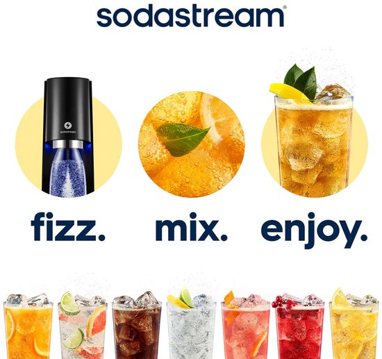 Collage van de zwarte SodaStream machine, sinaasappelschijfjes en een glas bruiswater.