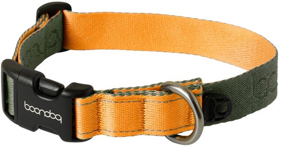 Collier pour chien avec extérieur kaki et doublure orange.