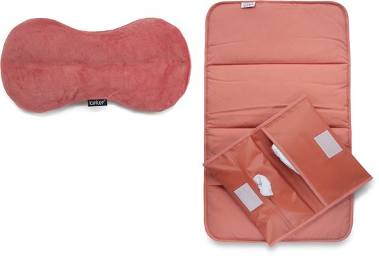 Coussin chauffant rose et matelas à langer rose avec trousse à couches, côte à côte.