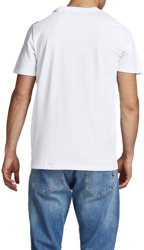 Man in wit T-shirt, achterkant, met spijkerbroek.