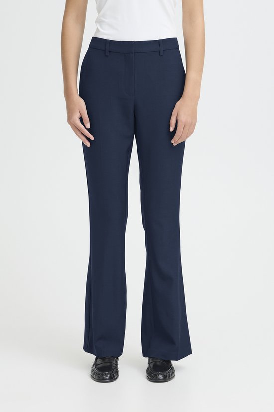 Donkerblauwe broek met wijde pijpen, gedragen door een model van voren gezien.