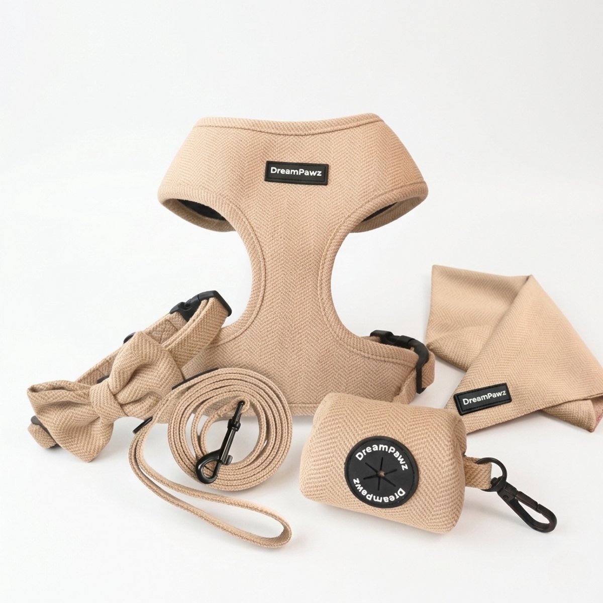 DreamPawz - Set van Harnas, Halsband, Riem en 3 accessoires - 6-Delige Set - Hondentuigje, Halsband, Leiband, Strikje, Poepzakjedispenser, Bandana - incl. Cadeauverpakking - Beige - L
