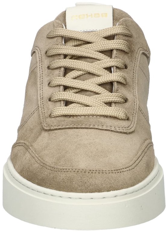 Vooraanzicht van een taupe suède sneaker met witte zool en veters.