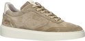 Taupe suède sneaker met veters, witte zool en beige veters. RHB logo op de zijkant.