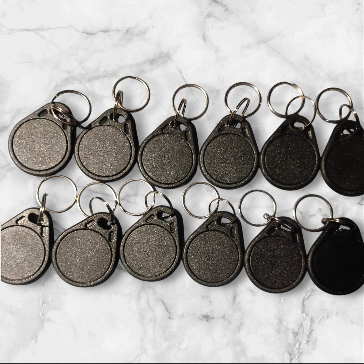 TeleBeni 12X Herschrijfbare Keyfob Rfid NFC 13.56Mhz Fob S50 ISO14443-3A Compatibel met alle NFC lezers schrijvers en 95% van alle huidige telefoon Zeer geschikt voor toegang in elektrische deuren kluizen maar ook als extra beveiliging.Zwart