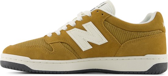 Sneaker New Balance 480 couleur mastic avec "N" crème et lacets blancs, sur une semelle blanche.