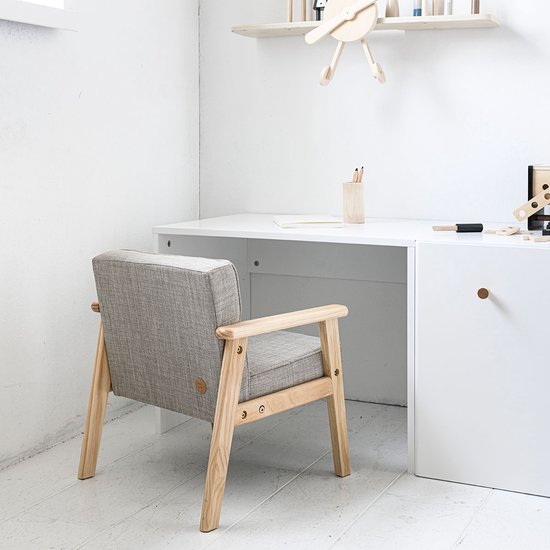 Kinderstoel Hout - Stijlvol in elke kamer - Creëer een eigen plekje waar je kind comfortabel kan zitten in zijn of haar eigen 'grote' stoel - Bekleed met zacht polyester en voorzien van massief houten leuningen - Grijs - Retro Collectie van Kinder — afbeelding 3