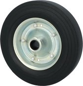 Zwart massief rubberen wiel met een zilverkleurige metalen velg, gezien vanuit een hoek.