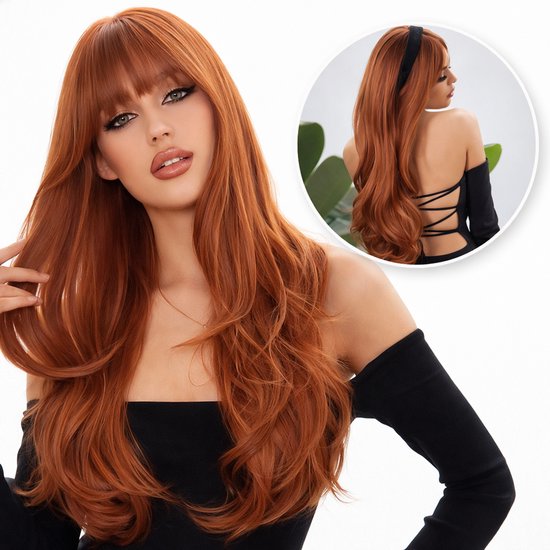 Model met lang roodbruin haar met pony en een zwarte off-shoulder top.