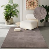 Le tapis Nuvra – un tapis doux et velouté à motif géométrique, facile d'entretien, certifié Oeko-Tex, beige, 160 x 230 cm