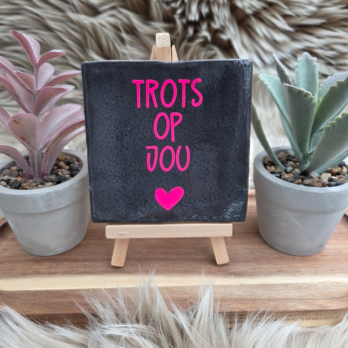 CreaCraft Robuust Wenstegeltje “Trots op Jou” – Lief Cadeautegeltje met Hartje – Trendy nu – Geslaagd – Vriend(in) – Familie – Gezin – Zomaar – Cadeau – Geslaagd – Decoratief Tegeltje met Standaard – Cadeau Idee Robuust zwart/Fel roze