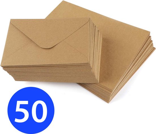 Stapel bruine kraft enveloppen, met blauwe cirkel met "50".