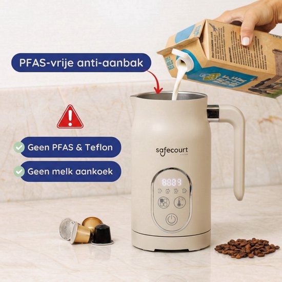 Beige melkopschuimer wordt gevuld met melk, met koffiecapsules ernaast.
