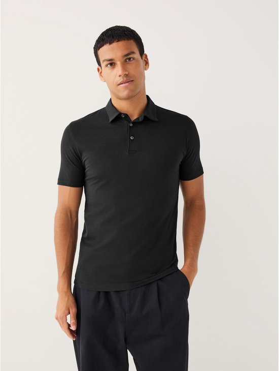 Man met zwart poloshirt, korte mouwen, kraag en knoopjes.