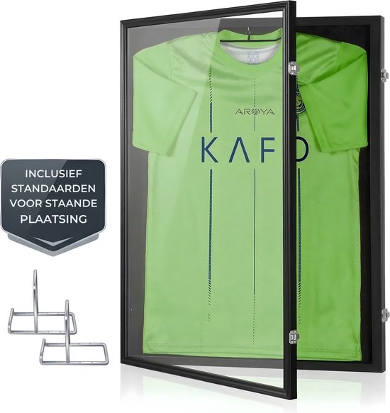 Een groen voetbalshirt met 'KAFD' wordt getoond in een open zwarte lijst met bijbehorende standaarden.