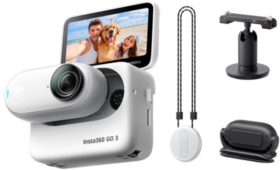 Witte Insta360 GO 3 camera met opengeklapt scherm waarop een koppel en hond staan, met accessoires.