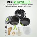 Inhoud van de pannenset: draagzak, kookpot, bakpan, lepels, spullen en kommen.