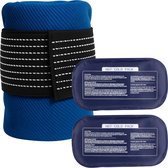 Twee donkerblauwe icepacks en een blauwe band met strepen, liggend op een blauwe doek.