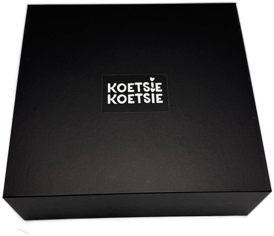Gesloten zwarte geschenkdoos met witte tekst: 'KOETSJE KOETSJE'.