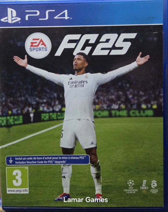 PS4 FC25 gamecover met speler in wit shirt met 'Emirates Fly Better' op groen veld.