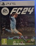 PlayStation 5 speldoos met EA Sports FC 24 logo en Erling Haaland in actie.