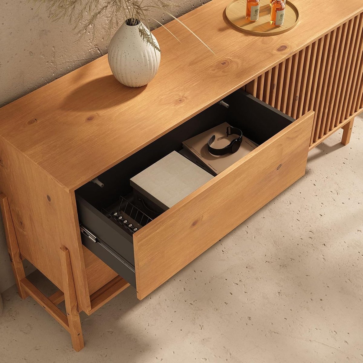 Scandinavisch Dressoir 145 cm van Massief Hout met Lamellenschuifdeur en 2 Lades – Moderne Opbergkast / Sideboard / Buffetkast voor Woonkamer en Eetkamer – Eiken Look – 145 x 41 x 75 cm – Novihome