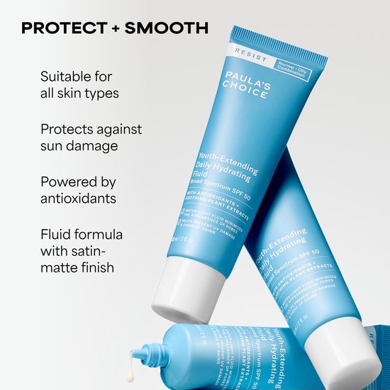 Drie blauwe flacons van Paula's Choice Youth-Extending Daily Hydrating Fluid SPF 50, de voorste met een druppel crème.