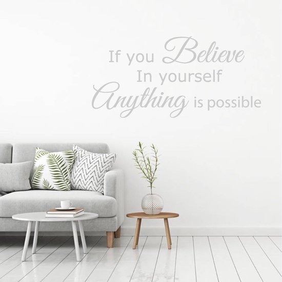 Grijze muursticker met de tekst 'If you Believe In yourself Anything is possible' op een witte muur.