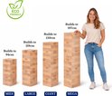 Vrouw met spijkerbroek staat naast 5 verschillende maten stapeltorens, van Midi tot Mega. 'UBER GAMES'.