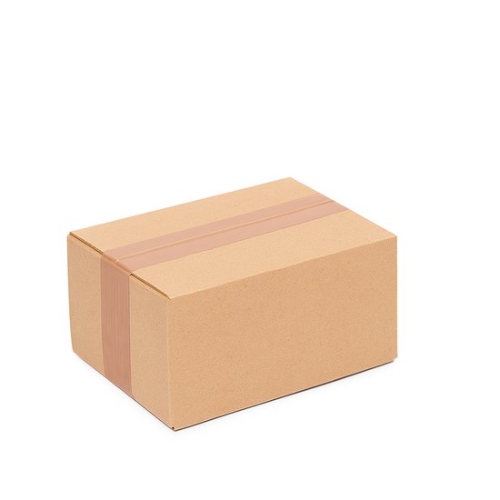 Bruine kartonnen verzenddoos met bruine tape, op een witte achtergrond.