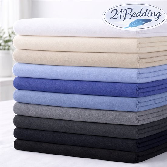 Een stapel jersey hoeslakens in diverse kleuren, van wit tot donkergrijs, met het logo '24Bedding'.