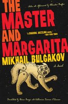 Boekomslag van "The Master and Margarita" met grote rode letters en een illustratie van een goudkleurig dier met een gek gezicht.