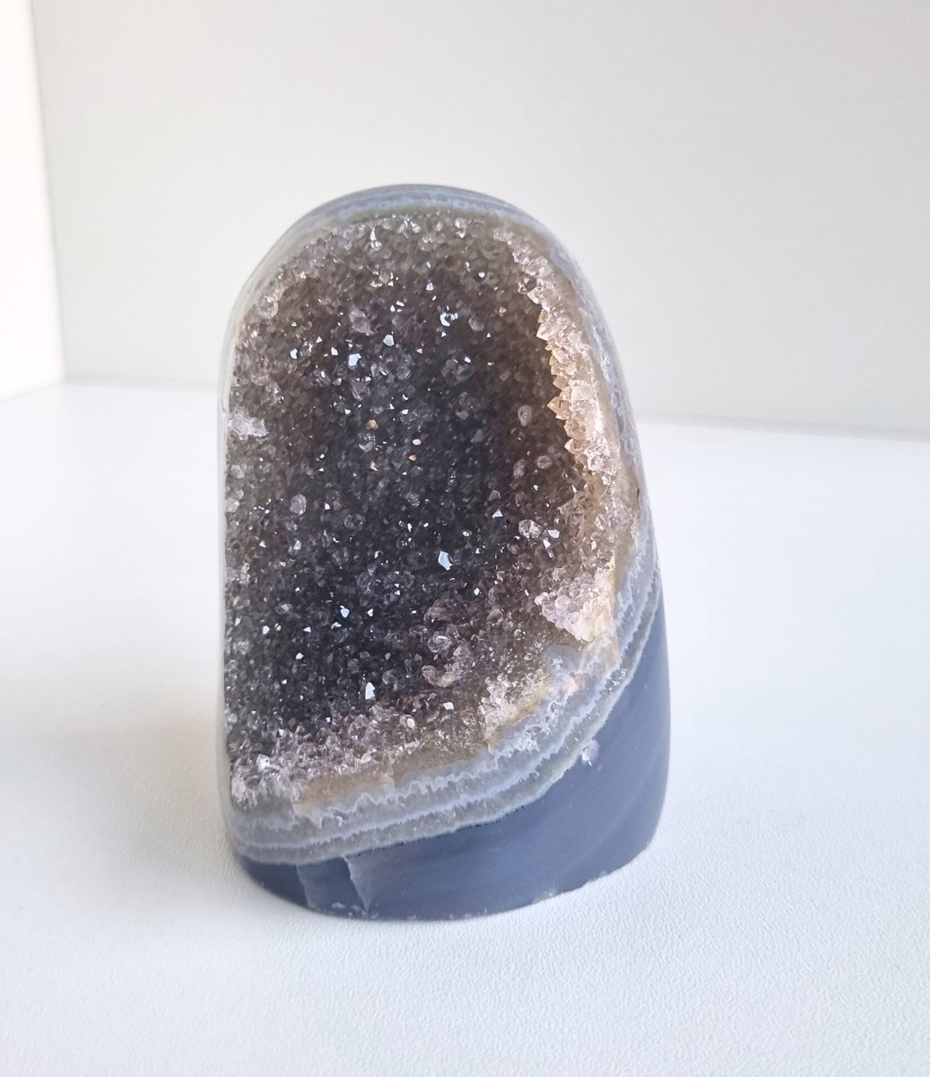 ThaleiaDesign - Amethist met agaat freeform op standvlak - Edelstenen en Mineralen - Kristallen - Spiritualiteit - Woondecoratie - interieur - cadeau - amethist - crystals - gemstones