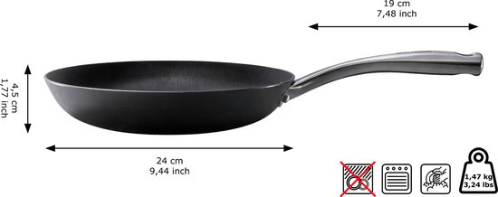 Zwarte Skottsberg koekenpan met een metalen handvat, op zwarte achtergrond.