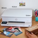 Witte HP Envy printer op een bureau met afmetingen 36,1cm, 43,3cm en 13,4cm.