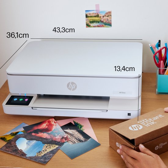 Witte HP Envy printer op een bureau met afmetingen 36,1cm, 43,3cm en 13,4cm.