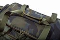 Close-up van de hengsels en ritsen van de camouflage tas.