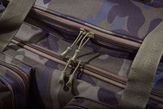 Ritsen met groene trekkoorden op een tas met blauw en groen camouflagemotief.
