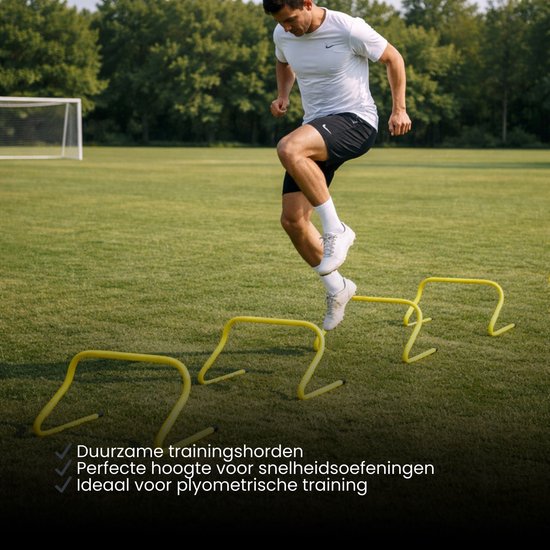 Man springt over gele trainingshorden op een grasveld.