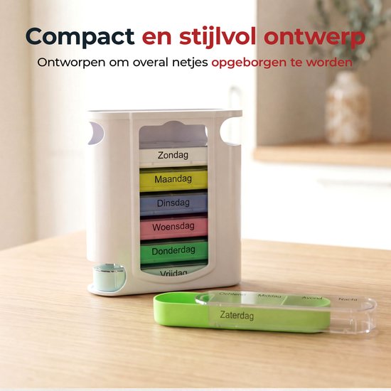 Witte medicijndoos voor 7 dagen op een houten tafel. Een groen vakje voor zaterdag ligt ernaast.