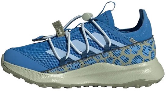 Blauwe Adidas Terrex wandelschoenen met dierenprint, witte veters en een grijze zool.