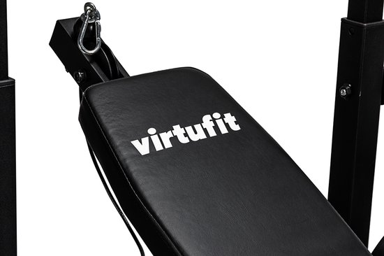 Zwarte zitting van een fitnessbank met het VirtuFit logo.