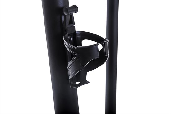 Zwarte bidonhouder van kunststof, bevestigd aan de staander van een crosstrainer.