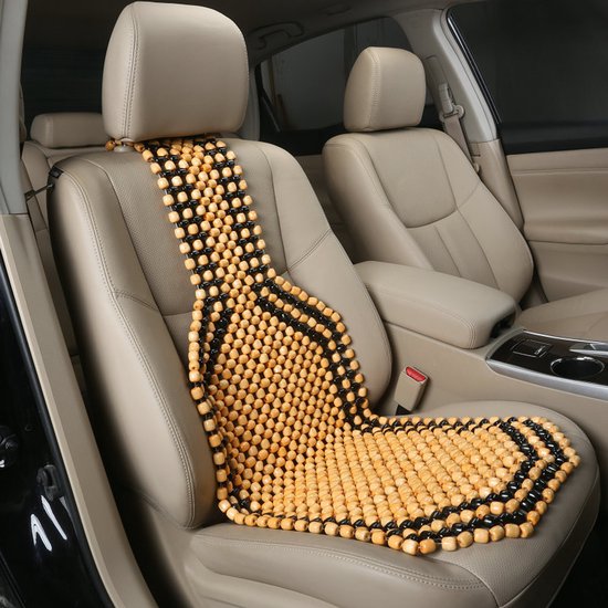 Autostoelhoes met beige houten kralen en zwart accent, voor verkoeling en massage.