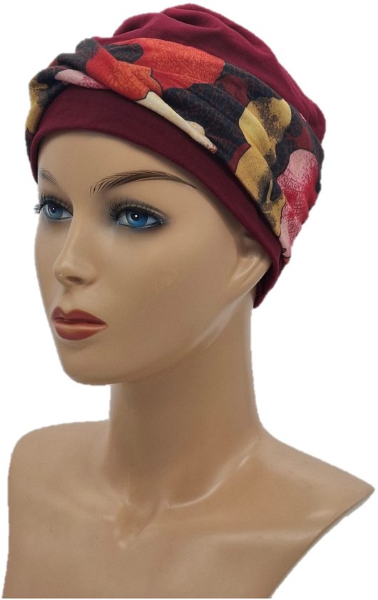 Bandeau bordeaux avec imprimé floral sur un mannequin.