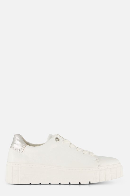 Witte Gabor sneaker met zilveren detail op de hiel en een dikke, gestructureerde zool.