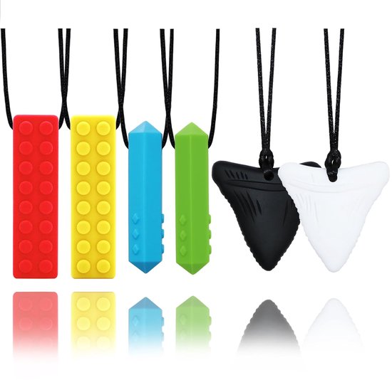Vijf bijtkettingen in de vorm van een legoblokje, een kristal en een haaientand, in rood, geel, blauw, groen, zwart en wit.