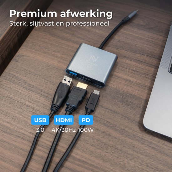 Een zilverkleurige USB-C hub met aangesloten USB-A, HDMI en USB-C PD kabels. De hub heeft de tekst "N Nuvance CE" en "3-in-1".